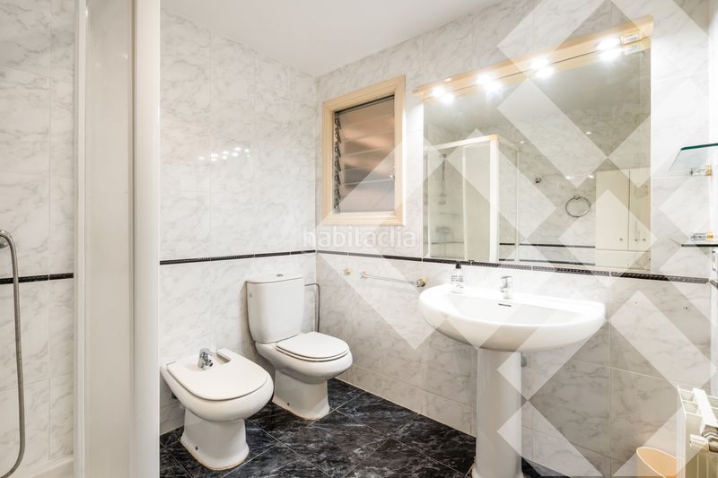 Piso alto (7º) luminoso, silencioso, vistas a parque, parking incluido, 3 habitaciones 2 baños, gran balcón, ascensor en Barcelona - Imagen 16