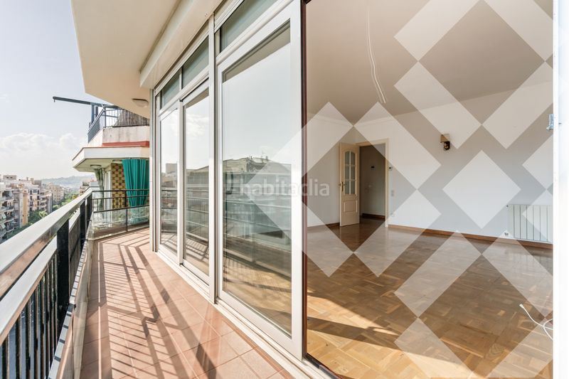 Piso alto (7º) luminoso, silencioso, vistas a parque, parking incluido, 3 habitaciones 2 baños, gran balcón, ascensor en Barcelona - Imagen 4