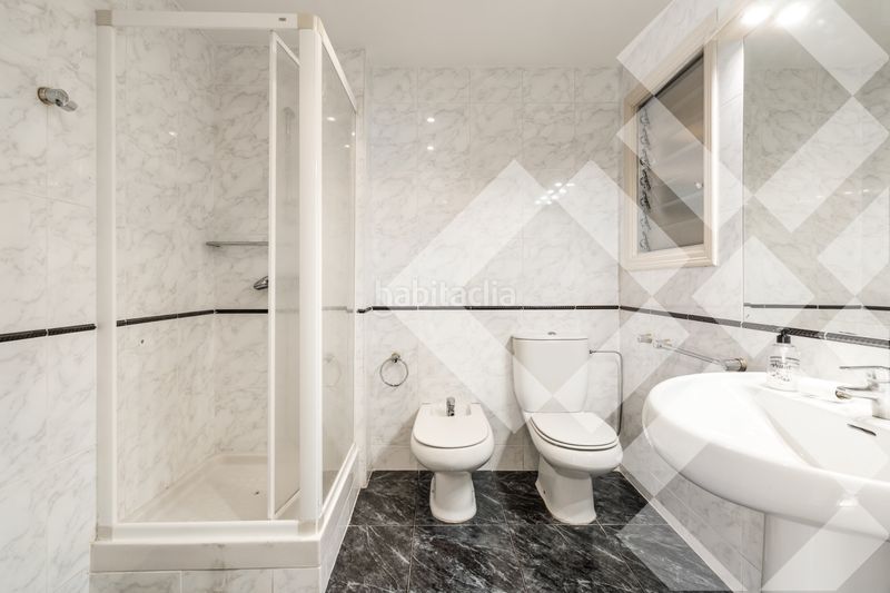 Piso alto (7º) luminoso, silencioso, vistas a parque, parking incluido, 3 habitaciones 2 baños, gran balcón, ascensor en Barcelona - Imagen 17