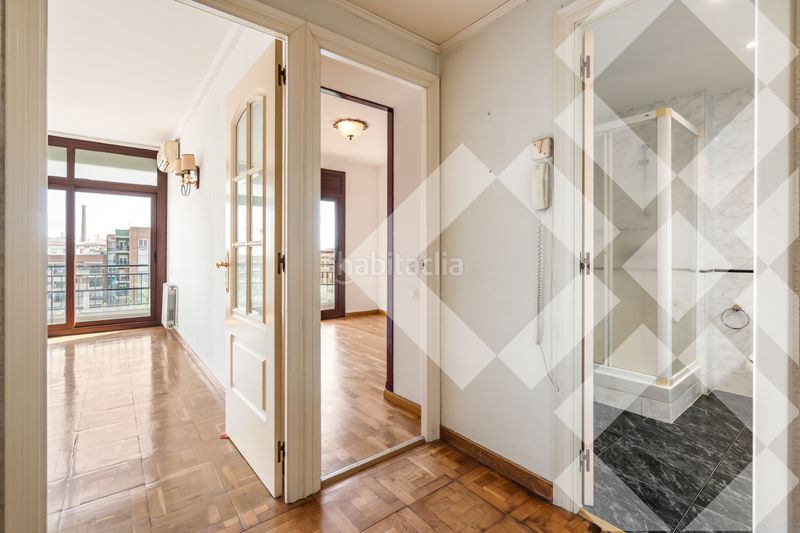 Piso alto (7º) luminoso, silencioso, vistas a parque, parking incluido, 3 habitaciones 2 baños, gran balcón, ascensor en Barcelona - Imagen 13