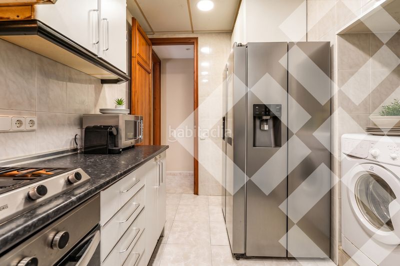 Piso junto al passeig sant joan, finca regia de 105 m2, 3 habitaciones, 1 baño, balcón en Barcelona - Imagen 12