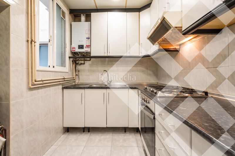 Piso junto al passeig sant joan, finca regia de 105 m2, 3 habitaciones, 1 baño, balcón en Barcelona - Imagen 14