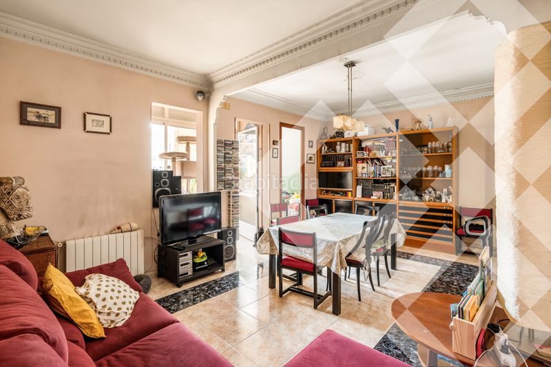 Piso junto al passeig sant joan, finca regia de 105 m2, 3 habitaciones, 1 baño, balcón en Barcelona - Imagen 10