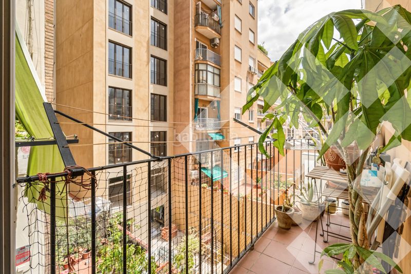 Piso junto al passeig sant joan, finca regia de 105 m2, 3 habitaciones, 1 baño, balcón en Barcelona - Imagen 8