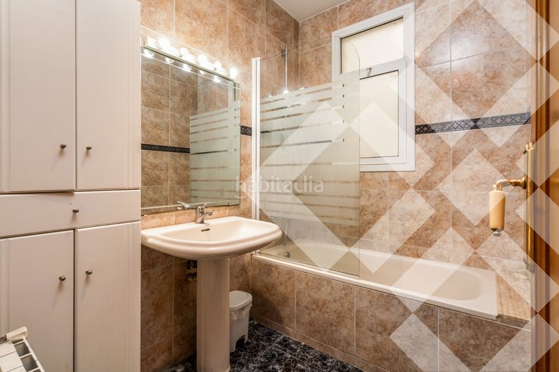Piso junto al passeig sant joan, finca regia de 105 m2, 3 habitaciones, 1 baño, balcón en Barcelona - Imagen 28
