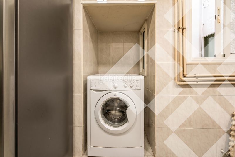 Piso junto al passeig sant joan, finca regia de 105 m2, 3 habitaciones, 1 baño, balcón en Barcelona - Imagen 15