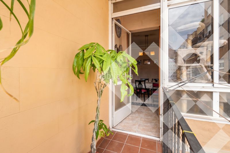 Piso junto al passeig sant joan, finca regia de 105 m2, 3 habitaciones, 1 baño, balcón en Barcelona - Imagen 9