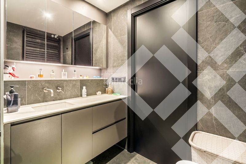 Ático reformado de diseño, vistas, luminoso, silencioso, terraza 23 m2, 2 habitaciones con vestidor, 2 baños, ascensor en Barcelona - Imagen 22