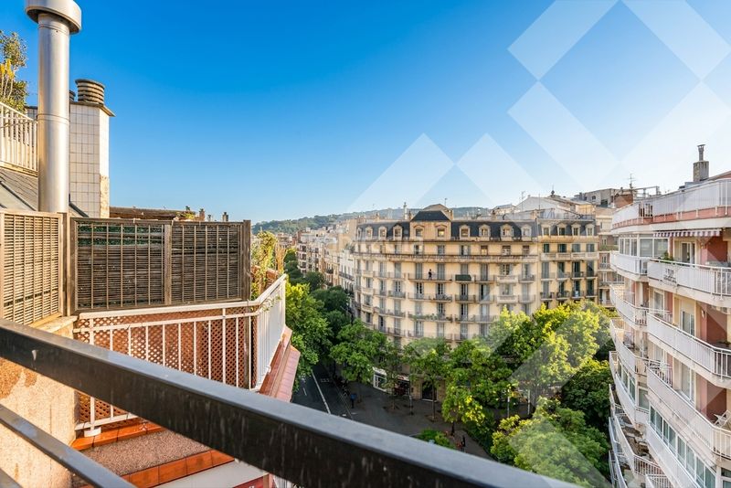 Ático reformado de diseño, vistas, luminoso, silencioso, terraza 23 m2, 2 habitaciones con vestidor, 2 baños, ascensor en Barcelona - Imagen 4