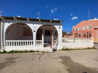 Casa adossada a Avenida justo quesada 2. Chalet pareado en los alcázares