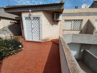 Maison jumelée à Los Dolores. Chalet adosado en los dolores