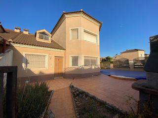 Xalet  De curie. Chalet con piscina torre pacheco