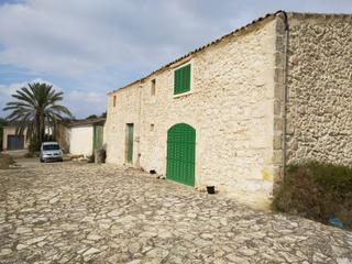 Country house in Sant Joan. Finca agrícola con almacenes para reformar