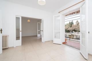 Flat  Carrer dels sobreposats. Piso muy luminoso de techos altos con encanto