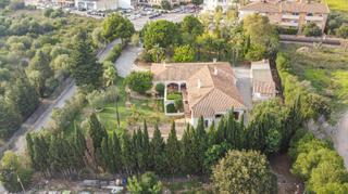 Chalet à Ciutat d´Alcúdia. Casa mediterránea de una sola planta con una ubicación privilegi
