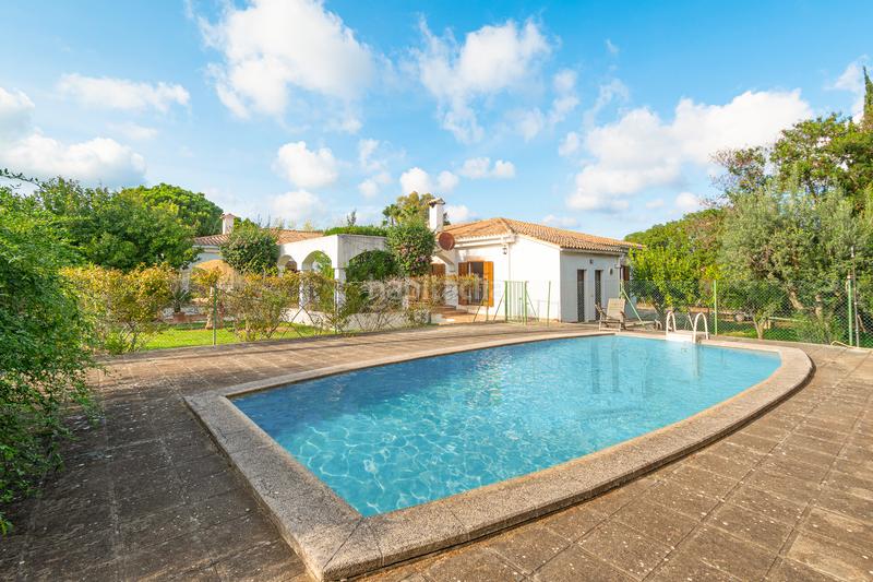 Foto a2de7bae-e2bf-4ddf-9d8a-85390de797b1. Chalet avec cheminée chauffage parking piscine dans Alcúdia