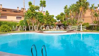 Casa adossada a Centro. Espacio, luz y ubicación: adosado con piscina en san juan de ali