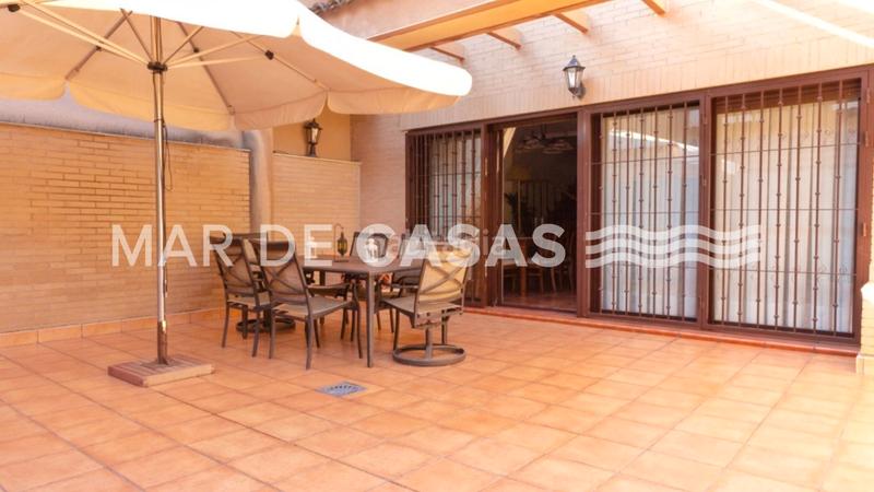 Foto 98a31f22-b193-435b-91f9-cb73359f8c54. Casa adosada espacio, luz y ubicación: adosado con piscina en San Juan de Alicante