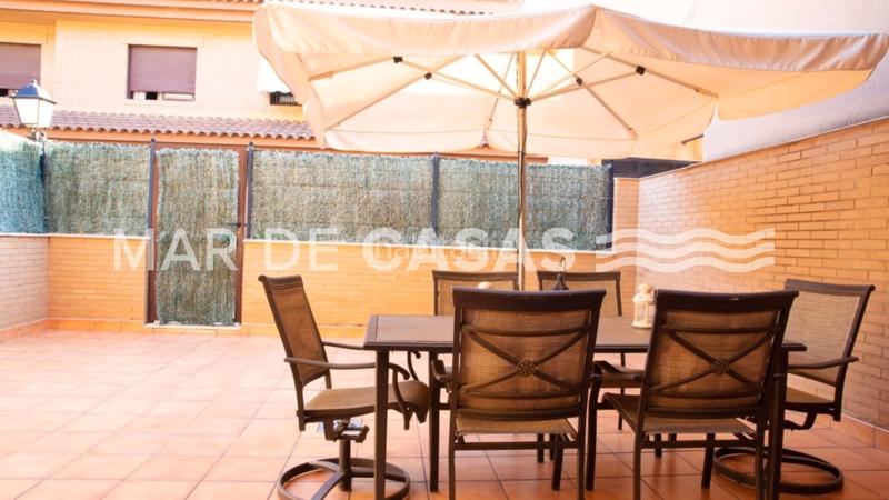 Foto 9d3bed1f-8fe1-47c4-bd07-78d9efce9b3a. Casa adosada espacio, luz y ubicación: adosado con piscina en San Juan de Alicante