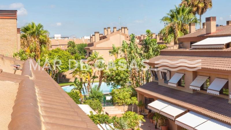 Foto e243be14-7146-4b98-9439-e14edccb46fa. Casa adosada espacio, luz y ubicación: adosado con piscina en San Juan de Alicante