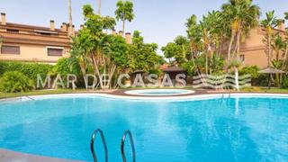 Casa adossada  Calle san antonio. Espacio, luz y ubicación adosado con piscina en san juan