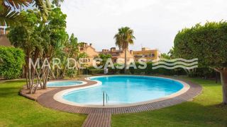 Casa adossada  Calle san antonio. Espacio, luz y ubicaci�n adosado con piscina en san juan