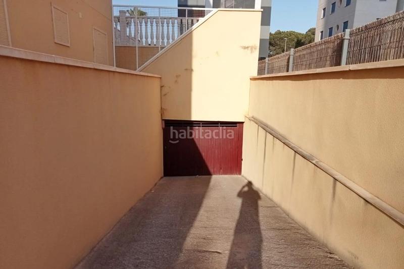 Foto da57e457-b57e-4e2d-ae8b-ef1843c09991. Parking voiture dans Puerto Deportivo Guardamar del Segura