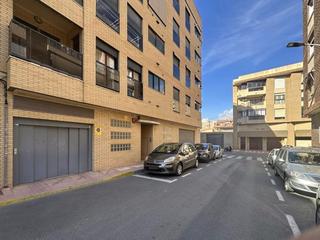 Car parking in Calle de l'Almirall Roger de Lluria