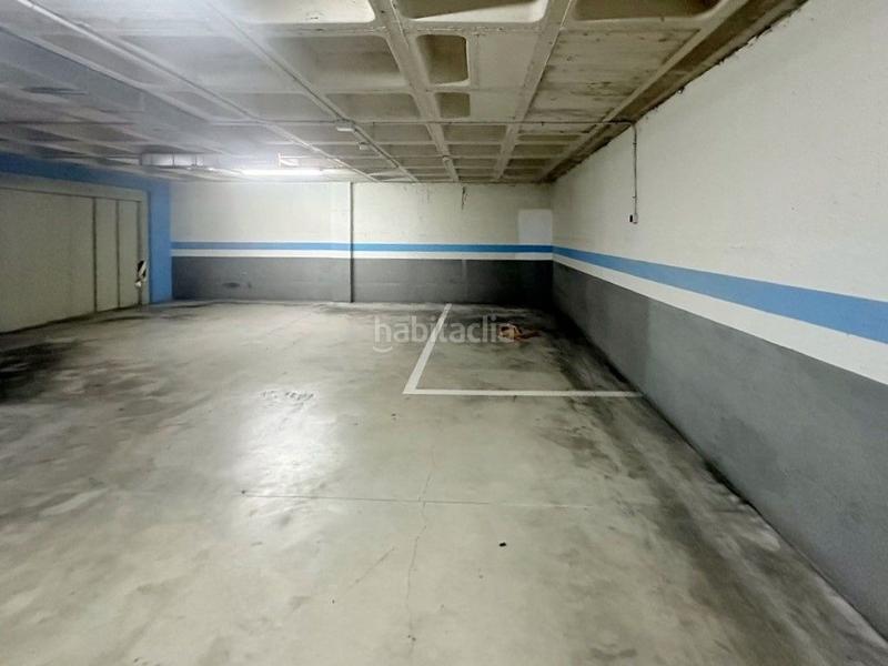 Foto dc5867a8-bd8c-4e06-8868-8c5da1b6c50d. Parking voiture dans Campello Pueblo Campello (el)