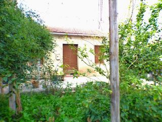 Masia en Granja de Rocamora. Casa de pueblo en esquina con gran jard�n y patio en granja de r