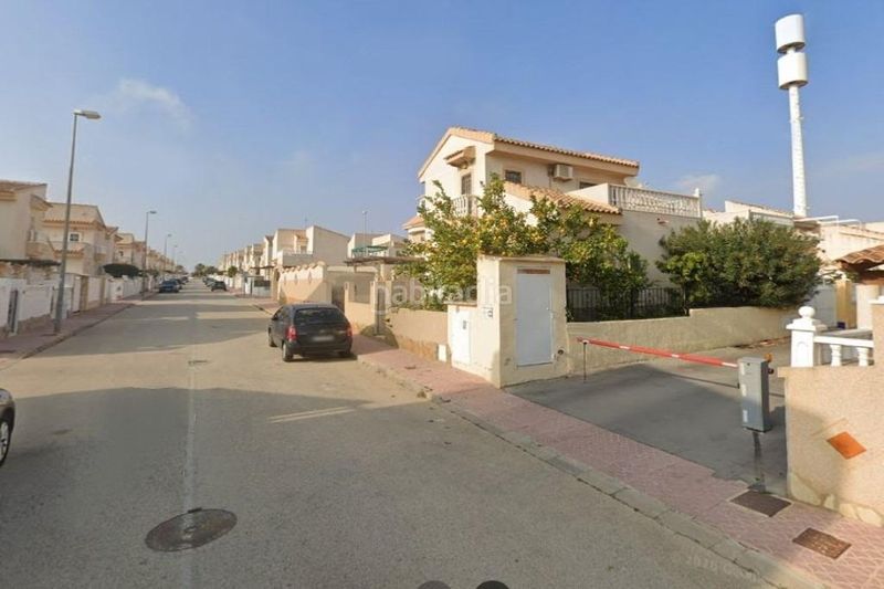 Foto b09bd48f-e682-46e9-986e-2da5cf8bee3f. Casa adossada amb piscina a Rojales