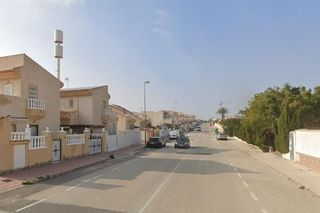 Casa adossada  Calle la arcadia. Inmueble ocupado en ciudad quesada rojales. oportunidad dirigida