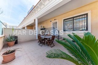 Casa adossada  Calle picassent. Vivienda unifamiliar con sol�rium y terraza privada en una de la