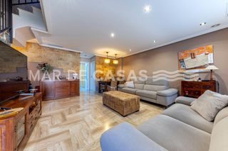 Reihenhaus  Calle picassent. Vivienda unifamiliar con solárium y terraza privada en una de la