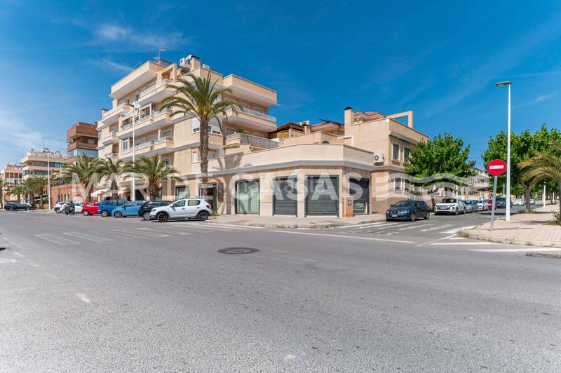 Foto 3cc41f99-7c46-46c8-847a-d1fb416ca6a9. Casa adossada amb aparcament a El Travaló - Martínez Valero Elche / Elx