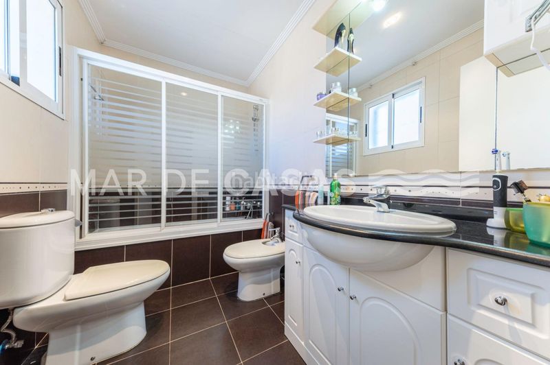 Foto f49c6bbe-fc49-4b1b-9477-bc2a4f2f6041. Casa adossada amb aparcament a El Travaló - Martínez Valero Elche / Elx