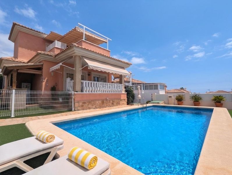 Foto ee6c6833-7d09-4ec4-a112-0a6b43fdbf27. Xalet amb aparcament piscina a Bonalba-Cotoveta Mutxamel