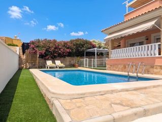 Xalet  Carrer herba sana. Chalet independiente con piscina, jard�n y vistas al mar en coto