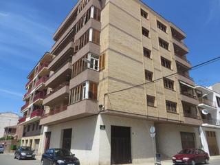 Pis  Carrer de mont-roig. Inmueble con alquiler social en balaguer