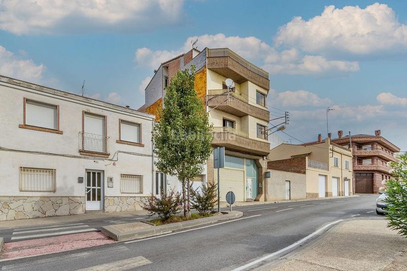 Foto f70f68d7-52f9-42a7-a4e8-a6f2de1f259a. Casa amb aparcament a Almacelles
