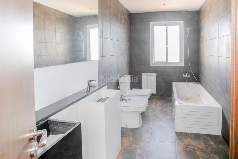 Foto bc967c66-23ce-4b3a-81ad-dbf30fcb2ec6. Casa amb aparcament a Golmés