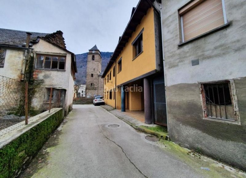Foto e90566f3-8fbf-4711-afce-40399cd2ae04. Aparcament cotxe a Les