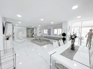 Apartament  N/a. Amplio apartamento de lujo totalmente reformado cerca de marina