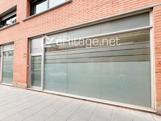 Location Local commercial  Carrer prat de la manta. Local ubicado en una zona privilegiada.