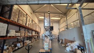Miete Fabrikhalle in El Pedró. Nave industrial con instalaciones y oficinas acondicionadas en c