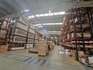 Lloguer Nau industrial a Polígon can massaguer nord 1. Nave logística con estanterías en alquiler en la roca del vallès