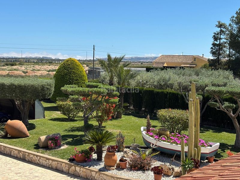 Foto 1594b1d8-2e3e-49c9-b43a-a5460434f91e. Xalet amb piscina a Torrellano Elche / Elx