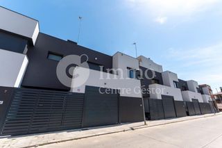 Reihenhaus in Carrer de narcís monturiol 11