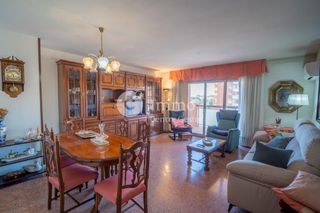 Pis  Carrer segrià. Amplio piso de 4 habitaciones con parking y trastero en pleno ce