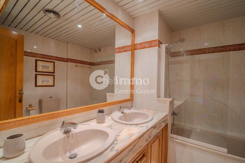 Foto 4a1ae560-3c00-4e49-8909-cb0aad4956c5. Pis amb calefacció aparcament piscina a Joc de la Bola - Camps d'Esports Lleida